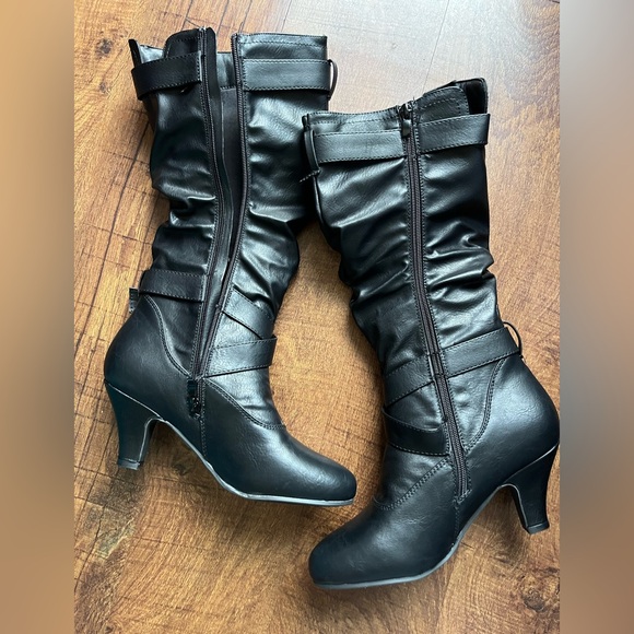 Black Boots size 8.5 with heel - Picture 2 of 6